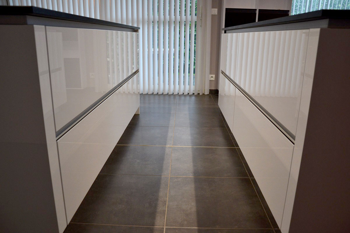 CUISINE SNAIDERO LINK LAQUE BLANC BRILLANT ET PLAN GRANIT NOIR LEATHER DOUBLE ILOT REALISE PAR TRIADE - BAILLEUL, NORD, FRANCE