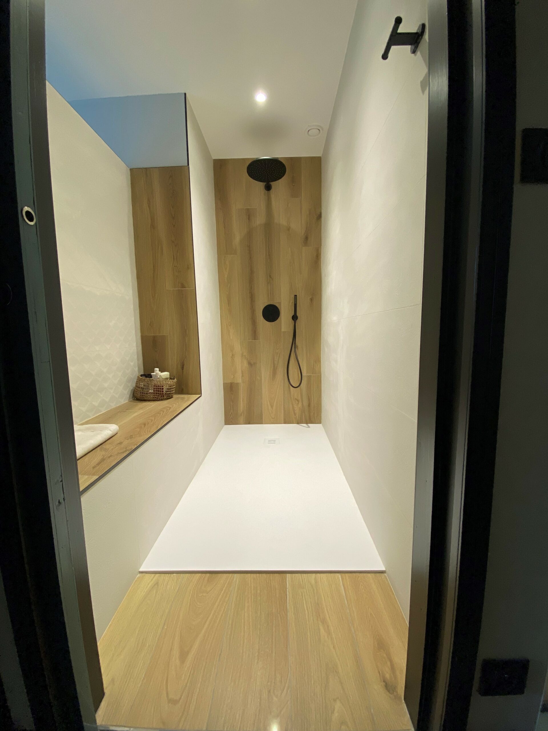 rénovation salle de bains et douche à l'italienne TRIADE BAILLEUL LILLE FLANDRES NORD BELGIQUE très grande douche à l'italienne et faïence grand format