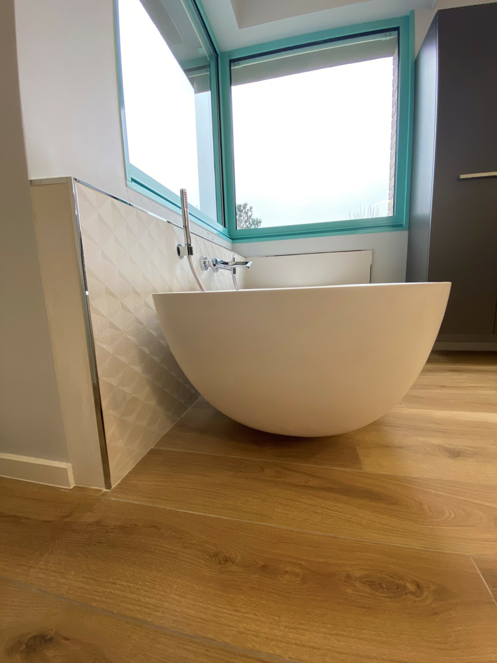 rénovation salle de bains et douche à l'italienne TRIADE BAILLEUL LILLE FLANDRES NORD BELGIQUE Baignoire ilot et carrelage effet bois