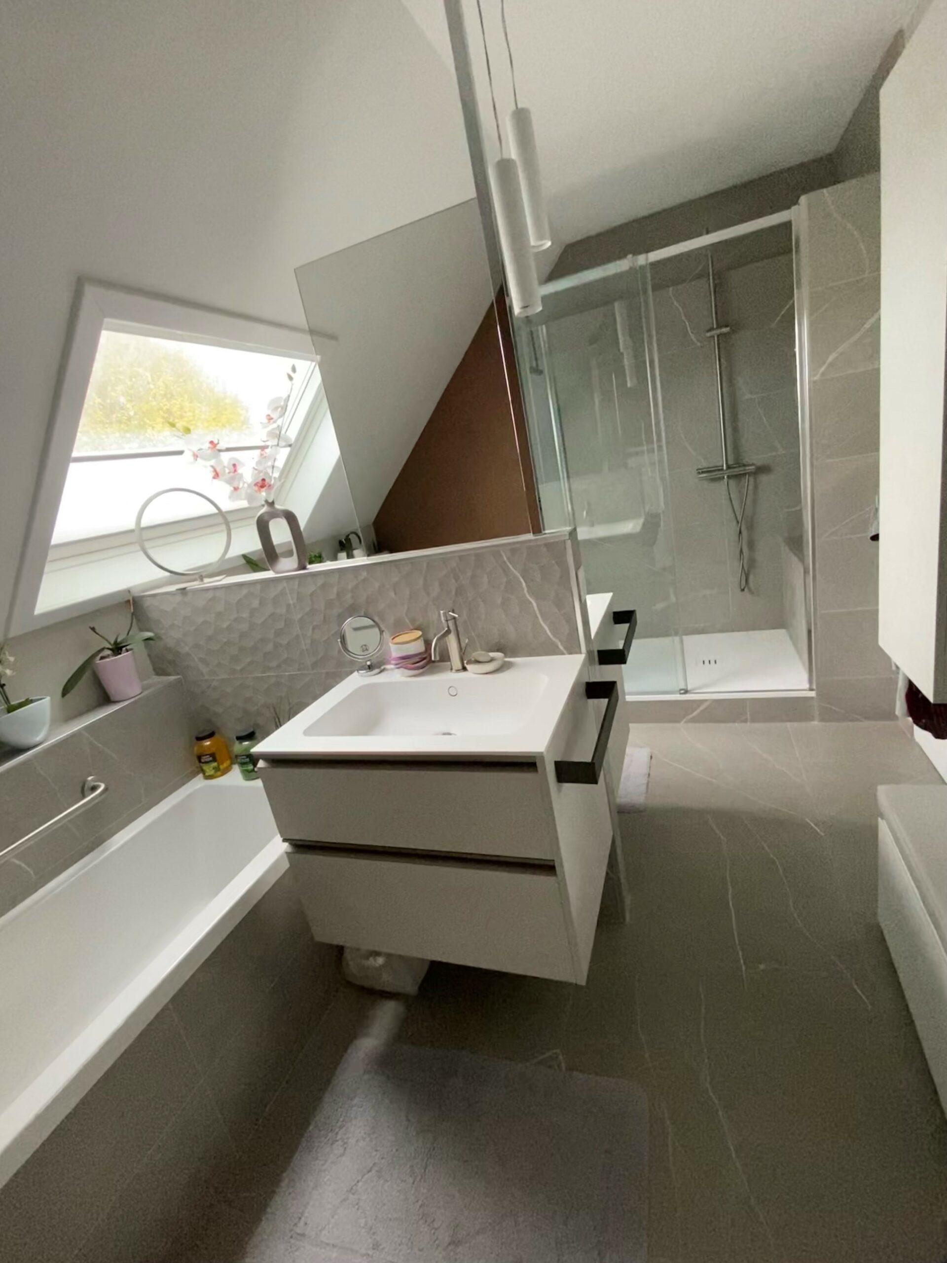 rénovation salle de bains et douche TRIADE du sur mesure, carrelage et faience grand format, a chacun son espace; meuble vasques toi et moi papier peint - TRIADE BAILLEUL - NORD DE FRANCE - NORD BELGIQUE