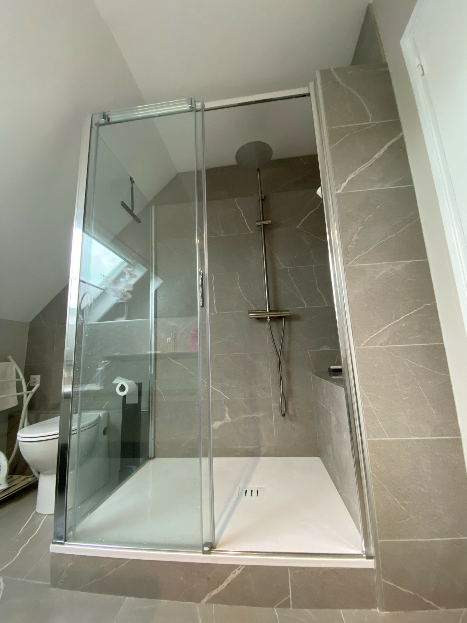 Rénovation salle de bains et douche TRIADE du sur mesure, carrelage et faience grand format, a chacun son espace; Cabine de douche sur mesure avec assise papier peint - TRIADE BAILLEUL - NORD DE FRANCE - NORD BELGIQUE