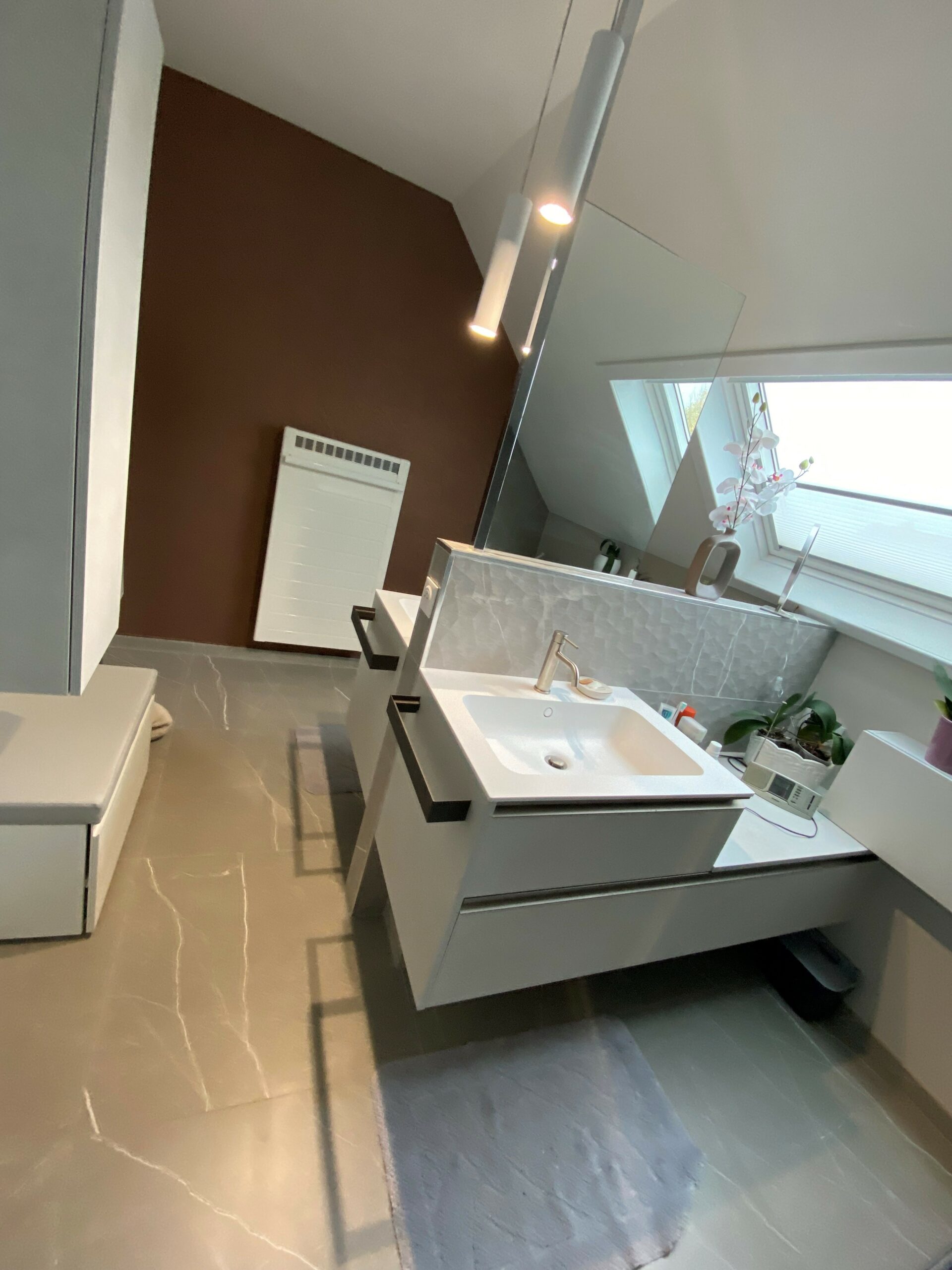 rénovation salle de bains et douche TRIADE du sur mesure, carrelage et faience grand format, a chacun son espace; Miroir recto verso sur muret papier peint - TRIADE BAILLEUL - NORD DE FRANCE - NORD BELGIQUE