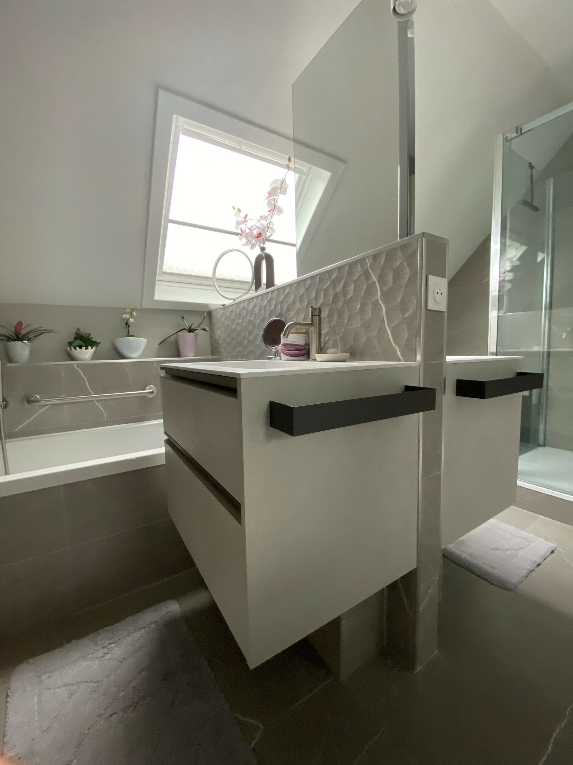rénovation salle de bains et douche TRIADE du sur mesure, carrelage et faience grand format, a chacun son espace; meuble vasques toi et moi papier peint - TRIADE BAILLEUL - NORD DE FRANCE - NORD BELGIQUE