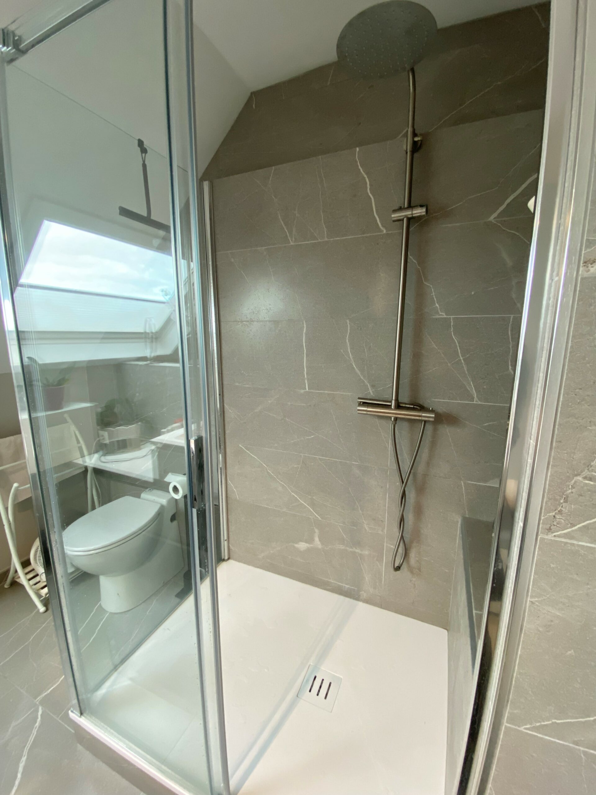 Rénovation salle de bains et douche TRIADE du sur mesure, carrelage et faience grand format, a chacun son espace; Cabine de douche sur mesure avec assise papier peint - TRIADE BAILLEUL - NORD DE FRANCE - NORD BELGIQUE