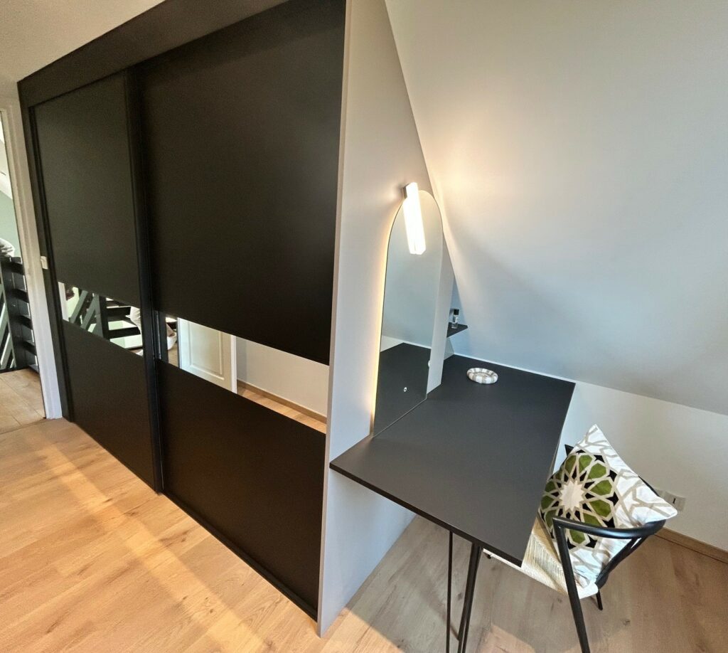 Aménagement d’une cuisine et d'un dressing sur mesure – modèle First snaidero meubles laqués blancs, etffet bois plan en quartzite naturel. TRIADE Bailleul Flandres Nord Belgique