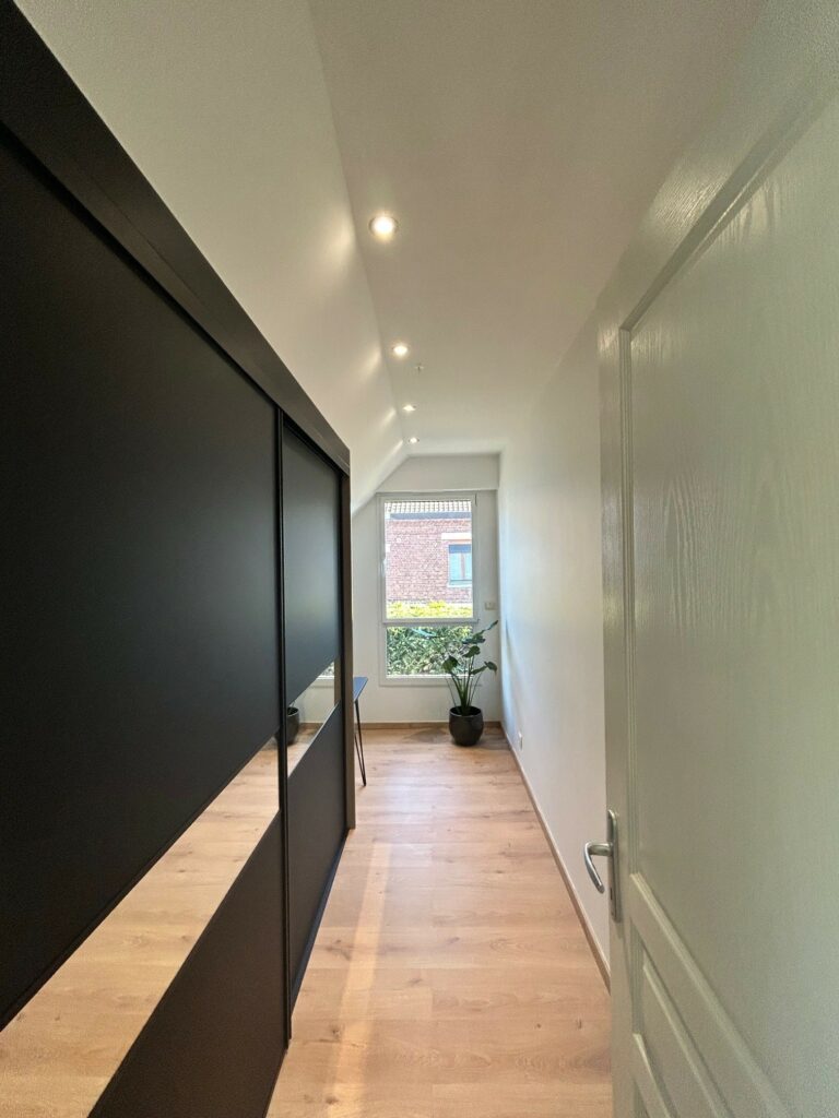 Aménagement d’une cuisine et d'un dressing sur mesure – modèle First snaidero meubles laqués blancs, etffet bois plan en quartzite naturel. TRIADE Bailleul Flandres Nord Belgique