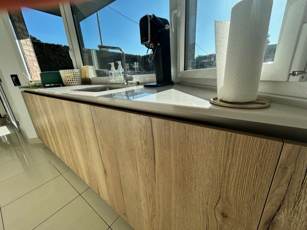 Aménagement d’une cuisine sur mesure – modèle First snaidero meubles laqués blancs, etffet bois plan en quartzite naturel. TRIADE Bailleul Flandres Nord Belgique