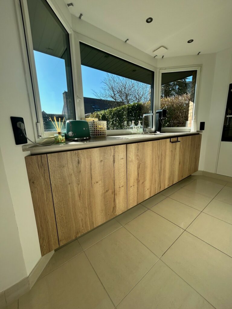 Aménagement d’une cuisine sur mesure – modèle First snaidero meubles laqués blancs, etffet bois plan en quartzite naturel. TRIADE Bailleul Flandres Nord Belgique