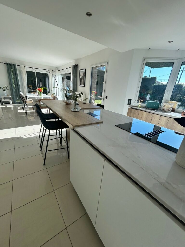 Aménagement d’une cuisine sur mesure – modèle First snaidero meubles laqués blancs, etffet bois plan en quartzite naturel. TRIADE Bailleul Flandres Nord Belgique