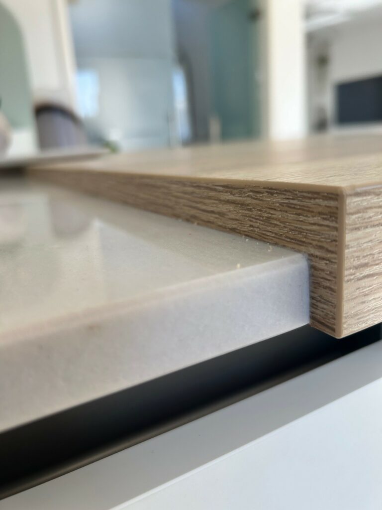 Aménagement d’une cuisine sur mesure – modèle First snaidero meubles laqués blancs, etffet bois plan en quartzite naturel. TRIADE Bailleul Flandres Nord Belgique
