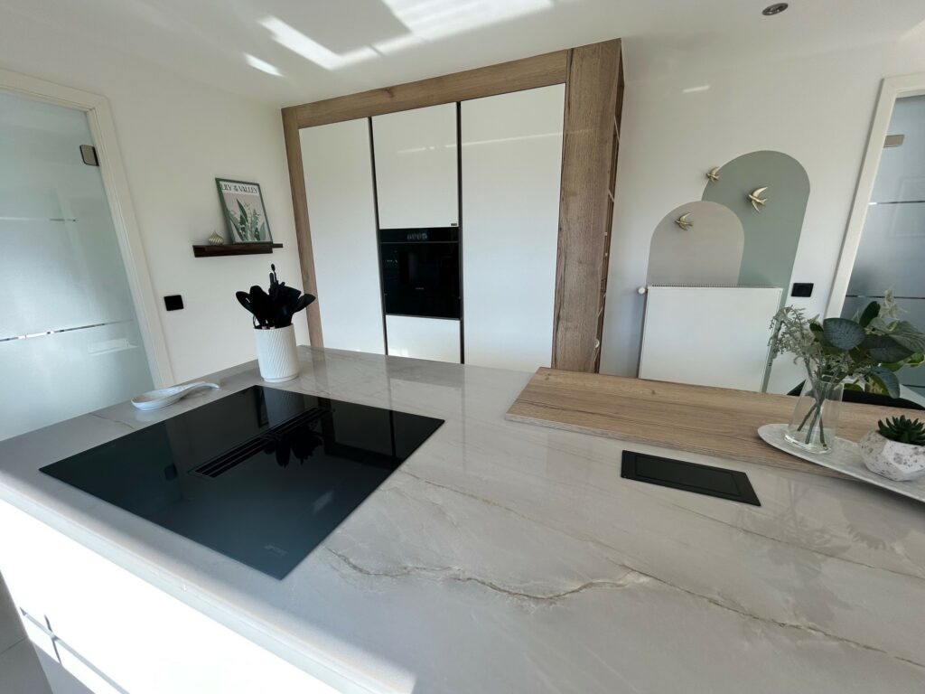 Aménagement d’une cuisine sur mesure – modèle First snaidero meubles laqués blancs, etffet bois plan en quartzite naturel. TRIADE Bailleul Flandres Nord Belgique