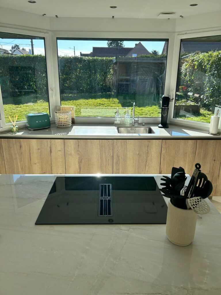 Aménagement d’une cuisine sur mesure – modèle First snaidero meubles laqués blancs, etffet bois plan en quartzite naturel. TRIADE Bailleul Flandres Nord Belgique
