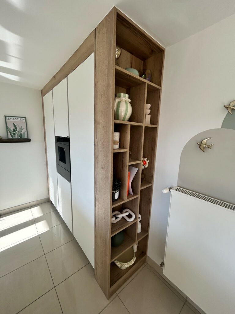 Aménagement d’une cuisine sur mesure – modèle First snaidero meubles laqués blancs, etffet bois plan en quartzite naturel. TRIADE Bailleul Flandres Nord Belgique