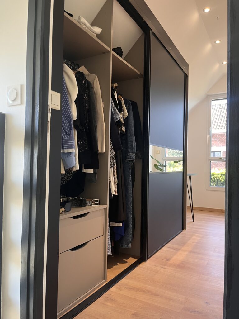 Aménagement d’une cuisine et d'un dressing sur mesure – modèle First snaidero meubles laqués blancs, etffet bois plan en quartzite naturel. TRIADE Bailleul Flandres Nord Belgique