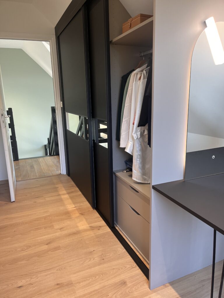 Aménagement d’une cuisine et d'un dressing sur mesure – modèle First snaidero meubles laqués blancs, etffet bois plan en quartzite naturel. TRIADE Bailleul Flandres Nord Belgique